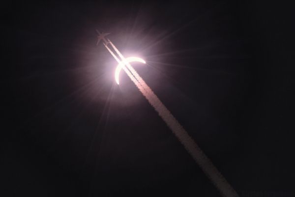 insolite avion eclipse lune soleil
